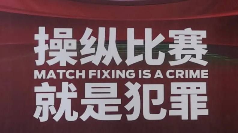 浓眉40+13詹皇14中5獭兔25+8+7湖人不敌绿军　NBA圣诞大战焦点战，湖人主场迎战凯尔特人，湖人上一场终结连败，目前16胜14负排在西部第9位，凯尔特人则是22胜6负高居东部榜首，本场比赛波尔津吉斯迎来复出。